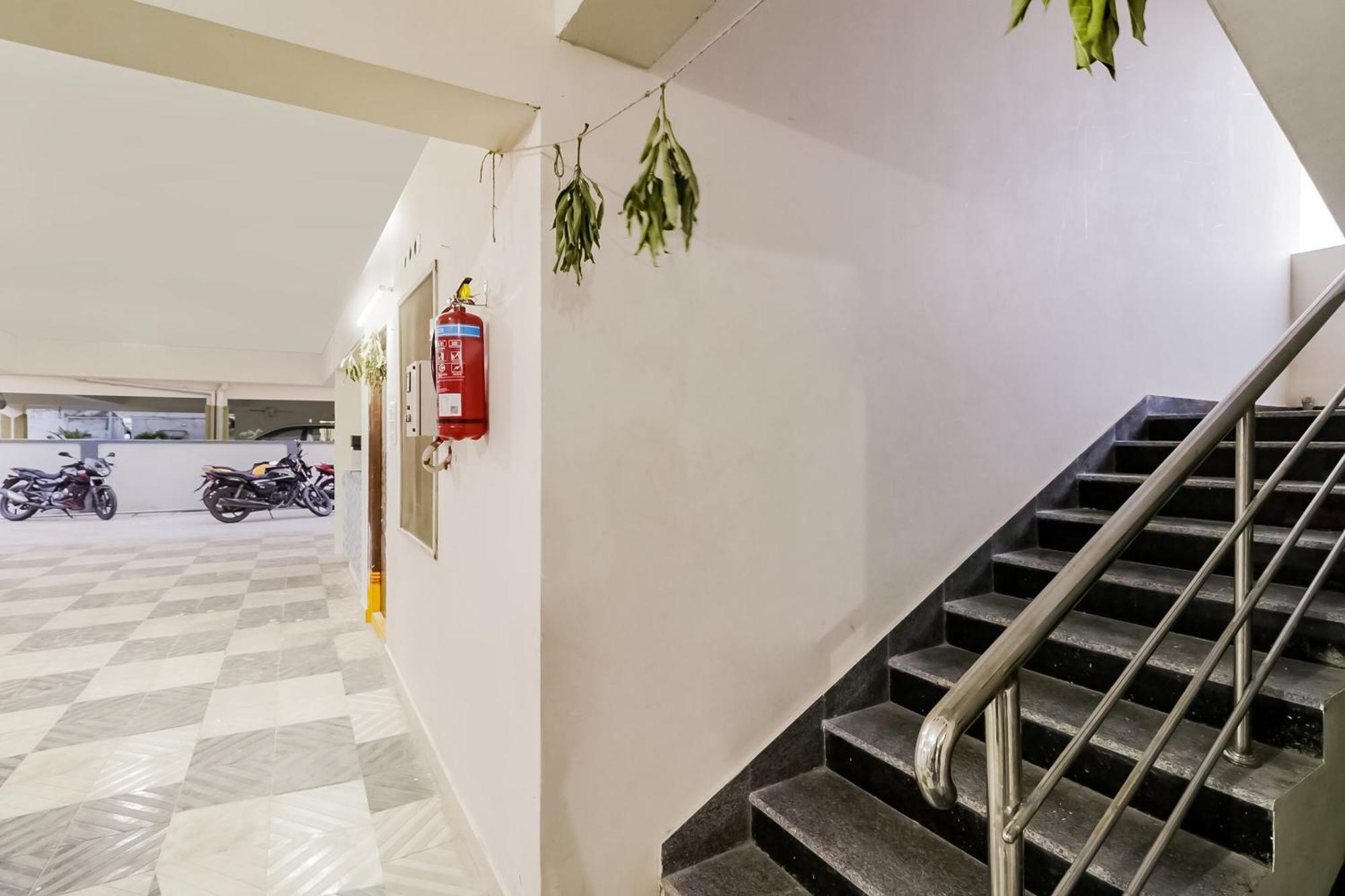 Oyo Victory Grand Otel Tadepalle Dış mekan fotoğraf